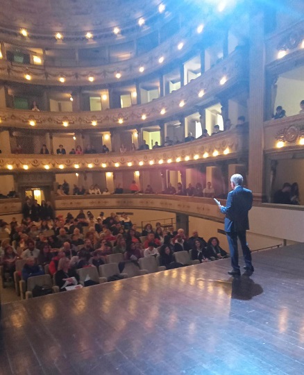 Le Giornate della lingua italiana e dei dialetti - foto del palco con Marazzini